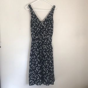 Gap vintage style v neck leaves dress